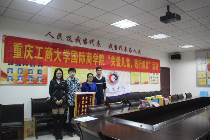 LETOU官网学生与工作人员合影